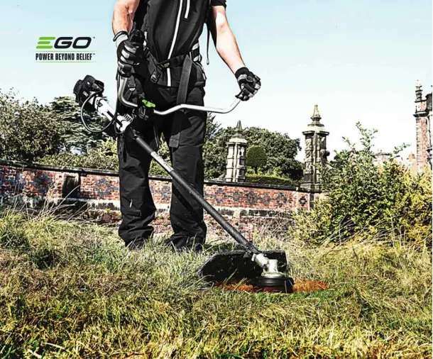 Desbrozazdora profesional a batería EGO BCX3800 de 38 cm, uso diario