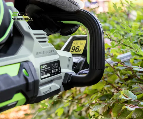 Cortasetos a batería EGO HT2410E para podas ocasionales del jardín