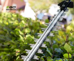 Cortasetos a batería EGO HT2410E para podas ocasionales del jardín 2