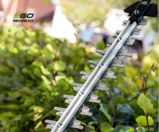 Cortasetos a batería EGO HT2410E para podas ocasionales del jardín