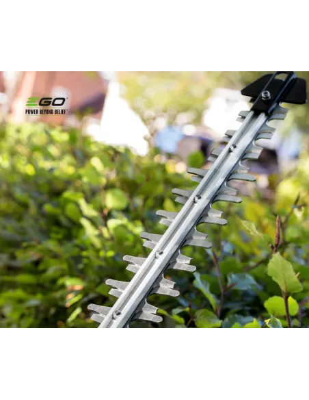 Cortasetos a batería EGO HT2410E para podas ocasionales del jardín